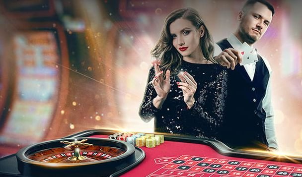 Online Card Games Poker Chips နှင့် ကတ်များ Table ပေါ်ထားသောပုံ